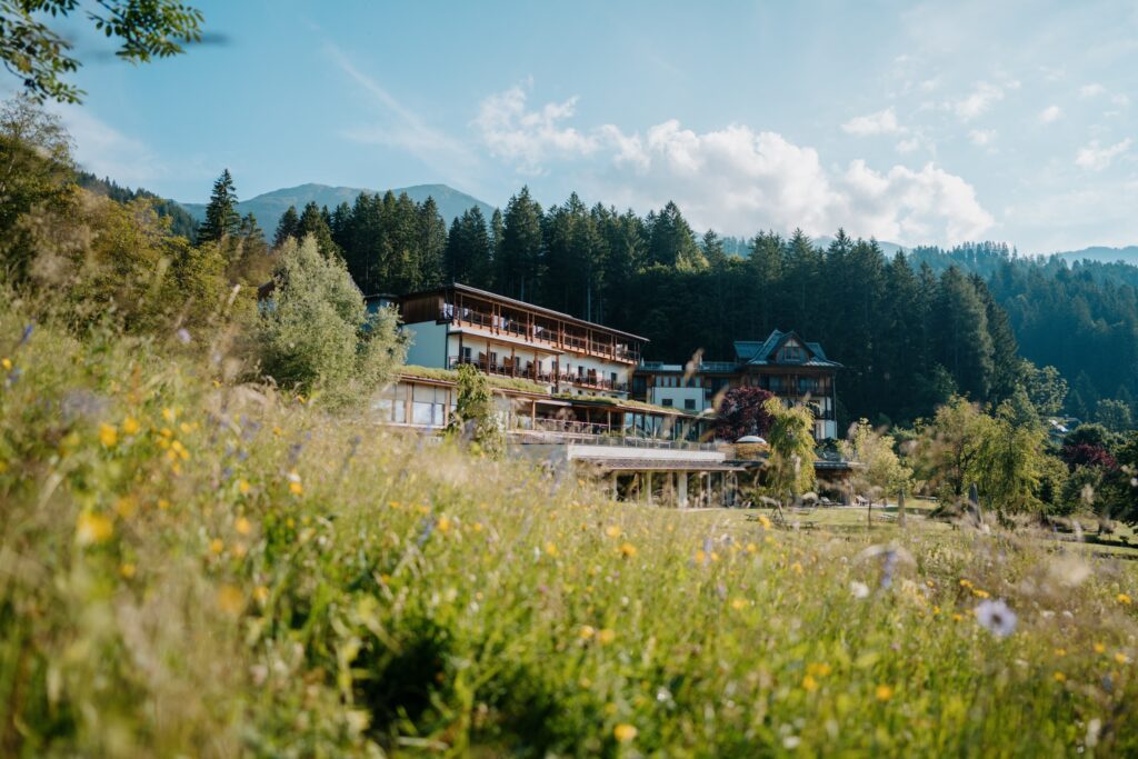 Mitten im Grünen & in faszinierender Bergwelt liegt das Bio- und Wanderhotel der Daberer