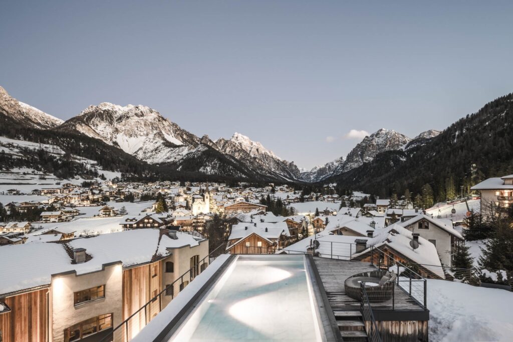 Im Winter wellnessen und wandern. Das Wanderhotel Excelsior Dolomites Life Resort macht's möglich.