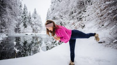 Frau macht Yoga im Hintergrund schöne Winterlandschaft(c)der daberer. das biohotel