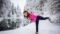 Frau macht Yoga im Hintergrund schöne Winterlandschaft(c)der daberer. das biohotel