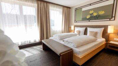 Geräumige Doppelzimmer mit Balkon für deine Winterferien in Südtirol gibt es beim Wanderhotel Marica.© Gabriel Eisath