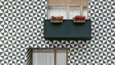 Die Fassade vom Hotel Drumlerhof in Südtirol ist sehr extravagant gestaltet.© Gustav Willeit