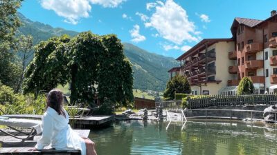 Der Garten samt Naturbadeteich im Naturhotel Outside in Matrei in Osttirol ist ein wahres Juwel.© Naturhotel Outside