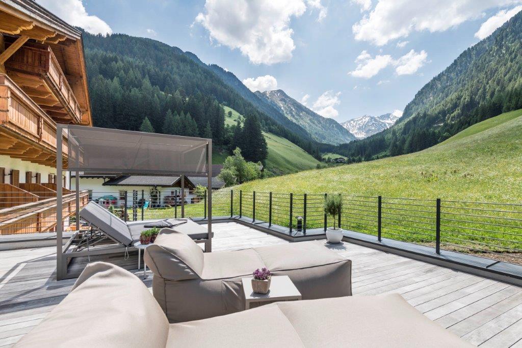 Liegen auf der Terrasse vom Jaufentalerhof in Südtirol mit Blick in die Berge
