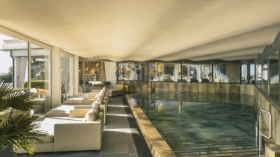 Ein wärmender Indoorpool im Meraner Hotel Golserhof lädt zum Schwimmen ein.© Tiberio Sorvillo