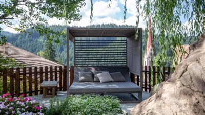 Gemütliche Rückzugsorte auf der Terrasse des Wanderhotels Hotel Marica in der Nähe des Karersees in Südtirol.