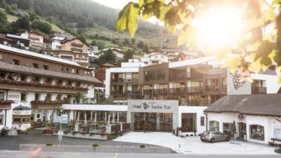 Das Hotel Traube Post am Südtiroler Rechensee ist Wohlfühlort für Aktivurlauber und Erholungssuchende.© René Raggl