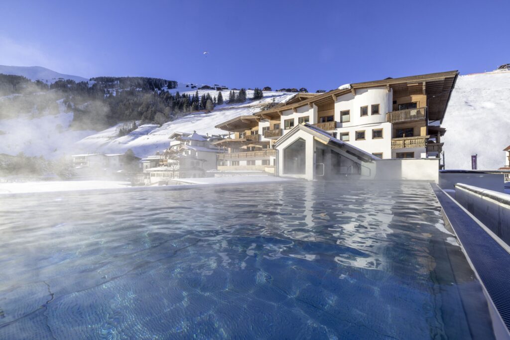 Hotel Tuxertal mit Infinity Pool im Winter