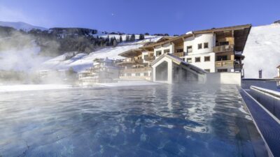 Hotel Tuxertal mit Infinity Pool im Winter ©Thomas Eberharter