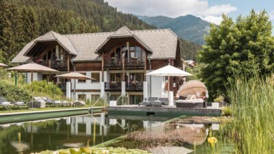 Der Naturbadeteich vor dem Wanderhotel Naturhotel Landhof Irschen ist ein Juwel.© Naturhotel Landhof Irschen