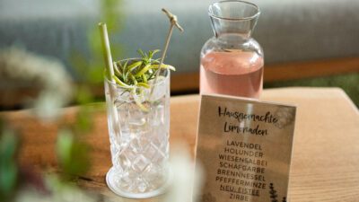 Selbstgemachte, erfrischende Limonaden im Naturhotel Outside in Osttirol.© Andergassen