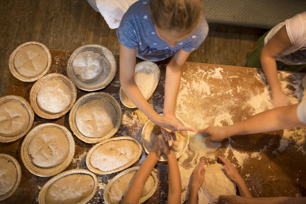 Naturel Hoteldorf Schönleitn Brotbacken