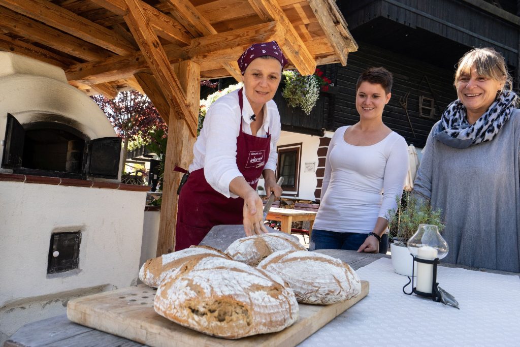 Naturel Hoteldorf Schönleitn Brotbacken