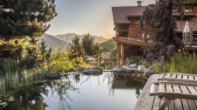 Der Badeteich vom Wanderhotel Lüsnerhof in Südtirol bei Sonnenuntergang© Naturhotel Lüsnerhof