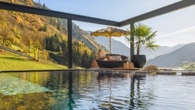 Der Naturbadeteich im Wanderhotel Gasteiner Einkehr – pure Erfrischung im Wellnessurlaub in Gastein.© Akitvhotel Gasteiner Einkehr