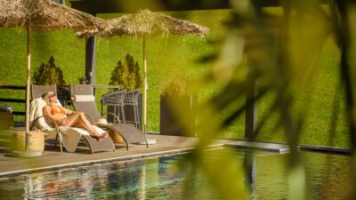 Wellnesshotel in Gastein trifft Natur – entspannen im Naturpool des Wanderhotels Gasteiner Einkehr.© Akitvhotel Gasteiner Einkehr