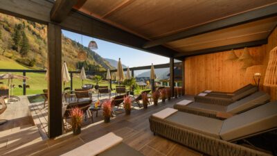 Ruheraum mit Panoramaaussicht im Wellnessurlaub in Gastein. Das Wanderhotel Gasteiner Einkehr lädt zum Innehalten ein.© Akitvhotel Gasteiner Einkehr