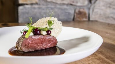 In Südtirol feinstes Steak essen und besten Wein genießen? Das ist Urlaub in den Dolomiten im Wanderhotel Naturhotel Lüsnerhof.© Hannes Niederkofler