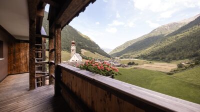 Panorama auf die Berge des Schnalstals vom Wanderhotel Tonzhaus aus.© Florian Andergassen