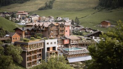 Das Wanderhotel Tonzhaus befindet sich in wunderschöner Grünlage im Südtiroler Schnalstal.© Florian Andergassen