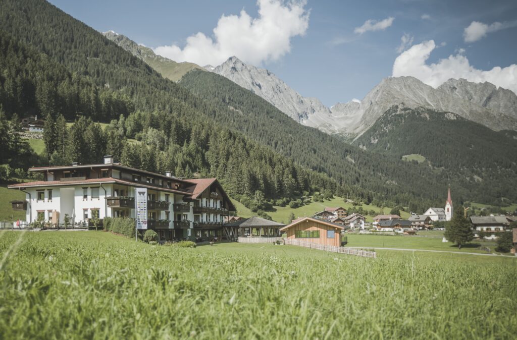 Das Wanderhotel Vierbrunnenhof, gelegen inmitten der Natur im Südtiroler Antholzertal