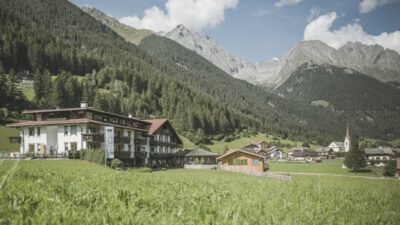 Das Hotel Vierbrunnenhof, gelegen inmitten der Natur© Kottersteger