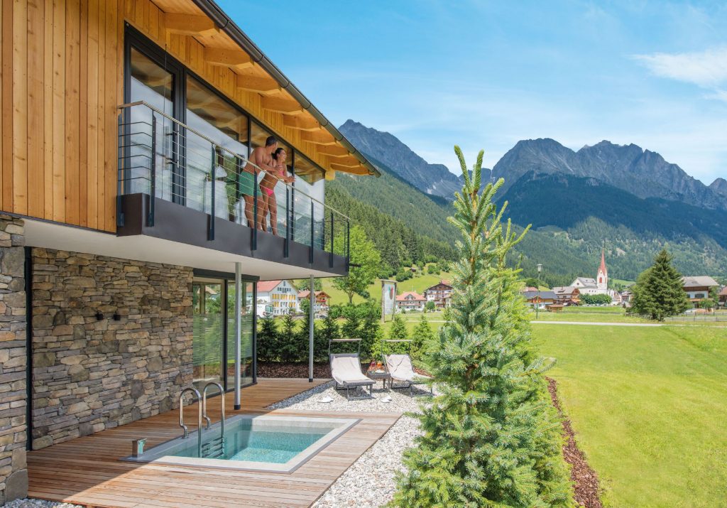 Wellness im Südtiroler Wanderhotel Vierbrunnenhof vor der Kulisse der Riesenfernergruppe