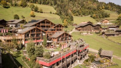 Außenansicht des schönen Wanderhotels Erlebnishotel Waltershof im Ultental in Südtirol.