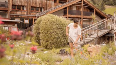 Der schöne Kräutergarten des Wanderhotels Erlebnishotel Waltershof im Ultental Südtirol.