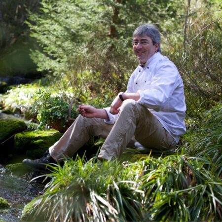 Mann sitzt im Wald am Fluss Mann sitzt im Wald am Fluss