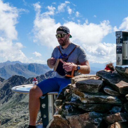 Wanderconcierge Thomas auf einem Berggipfel© Hotel Vierbrunnenhof