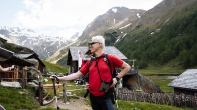 Wanderführer unterwegs zur Äußeren Steiner Alm im Nationalpark Hohe Tauern Osttirol© Naturhotel Outside Wanderführer unterwegs zur Äußeren Steiner Alm im Nationalpark Hohe Tauern Osttirol© Naturhotel Outside