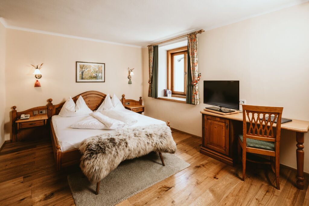 Die hellen Doppelzimmer mit Balkon im Ski- und Wanderhotel Steffner-Wallner versprechen Winterferien in Salzburg nach Maß.