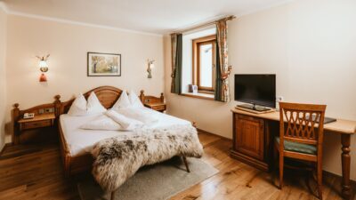 Die hellen Doppelzimmer mit Balkon im Ski- und Wanderhotel Steffner-Wallner versprechen Winterferien in Salzburg nach Maß.© KWER