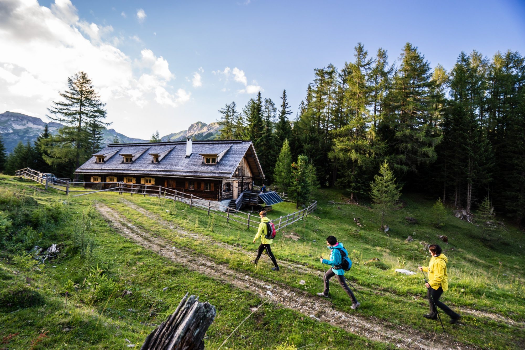 Warum Wanderurlaub jetzt gut tut und wie Wanderhotels den sicheren Genuss perfekt organisieren