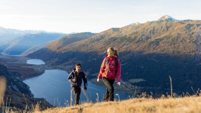 Hoch über dem Reschensee lässt sich die Natur in vollen Zügen genießen. Das wissen auch die Wanderführer vom Hotel Traube Post in Südtirol.© Federico Modica