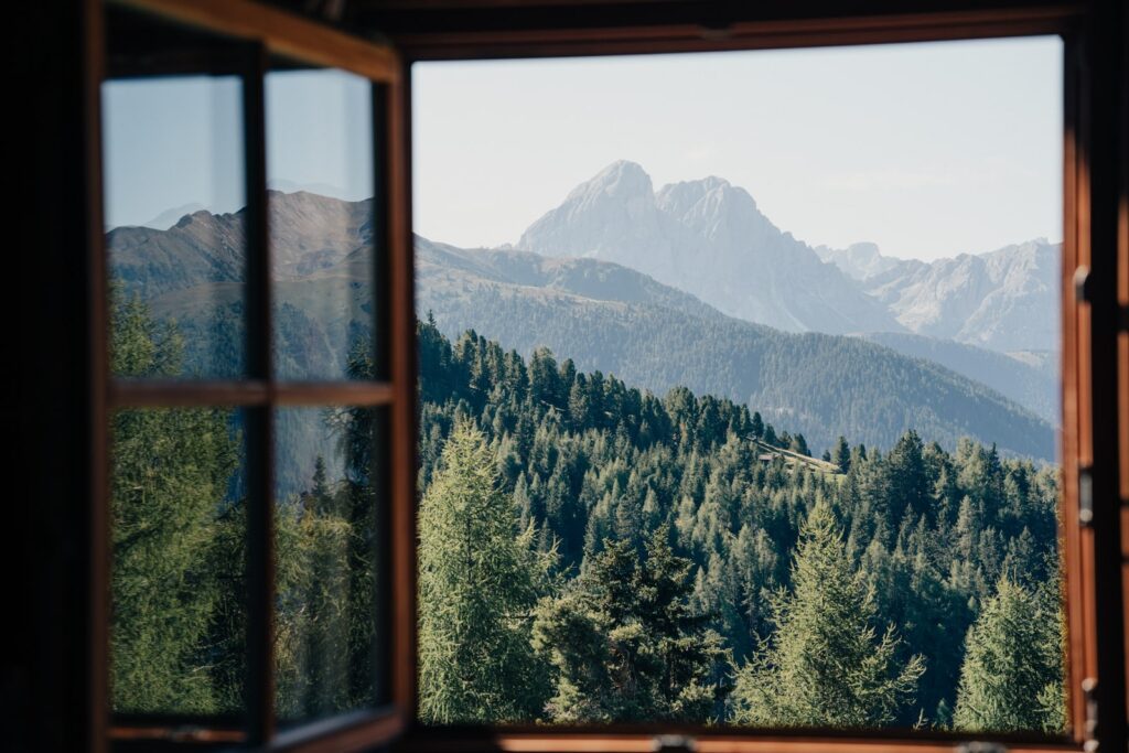 Das Naturhotel Lüsnerhof ist ein Kraftort. Ruhe tanken im Angesicht der erhabenen Dolomiten nach dem Wandertrag.
