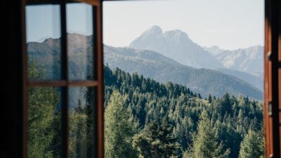 Das Naturhotel Lüsnerhof ist ein Kraftort. Ruhe tanken im Angesicht der erhabenen Dolomiten nach dem Wandertrag.© TM Dolorama