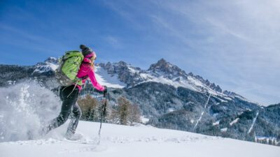 Winterurlaub in Südtirol findet beim Schneeschuhwandern in den Südtiroler Dolomiten seine Vollendung.© Gabriel Eisath