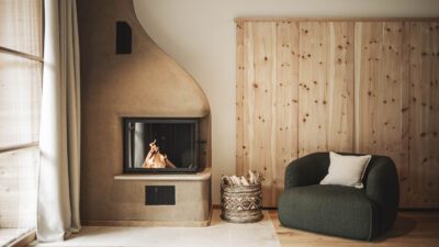 Großzügige, helle Zimmer mit Balkon und Blick auf die Südtiroler Dolomiten beim Wanderurlaub im Natur- und Wanderhotel Lüsnerhof.© Hannes Niederkofler