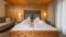 Die mit viel Holz und Liebe gestalteten Zimmer im Hotel Naturglück Alpenhof verfügen über Balkon mit Blick auf die Wanderwege in Filzmoos.© Fotodesign David