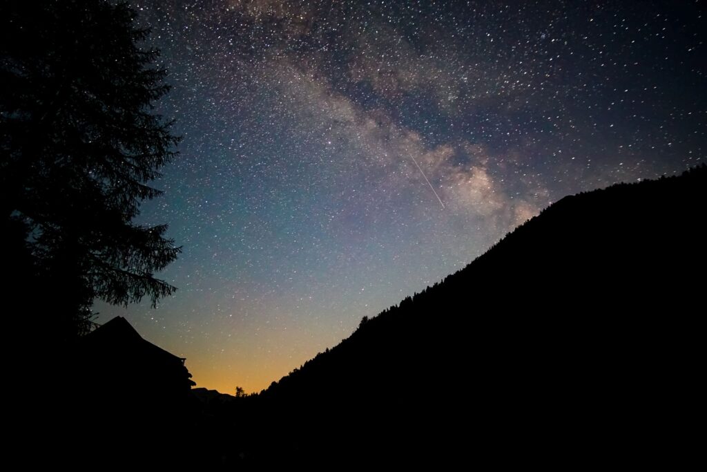 Die Milchstraße über dem Biosphärenpark im Salzburger Lungau