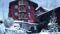 Das Wanderhotel Tonzhaus in Südtirol ist in schönes Weiß gehüllt.© Daniela Brugger