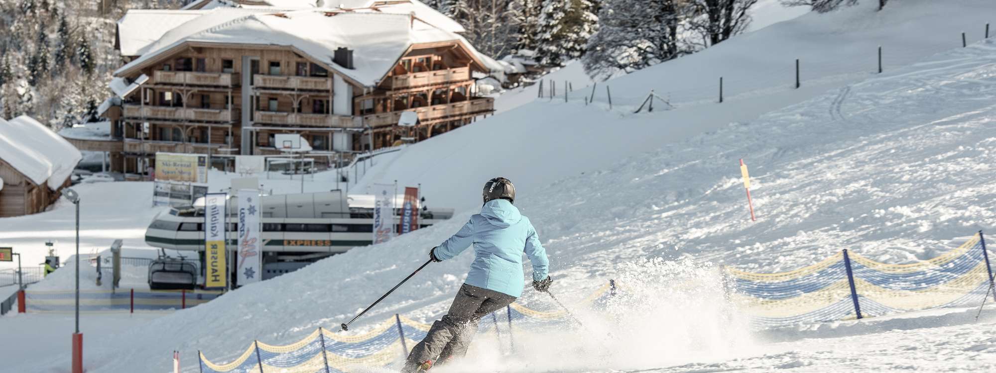 Am Vormittag auf der Skipiste, am Nachmittag im warmen Pool: auch bei den Wanderhotels ist Skifahren oder Langlaufen und Wellness ein beliebte Urlaubskombination.