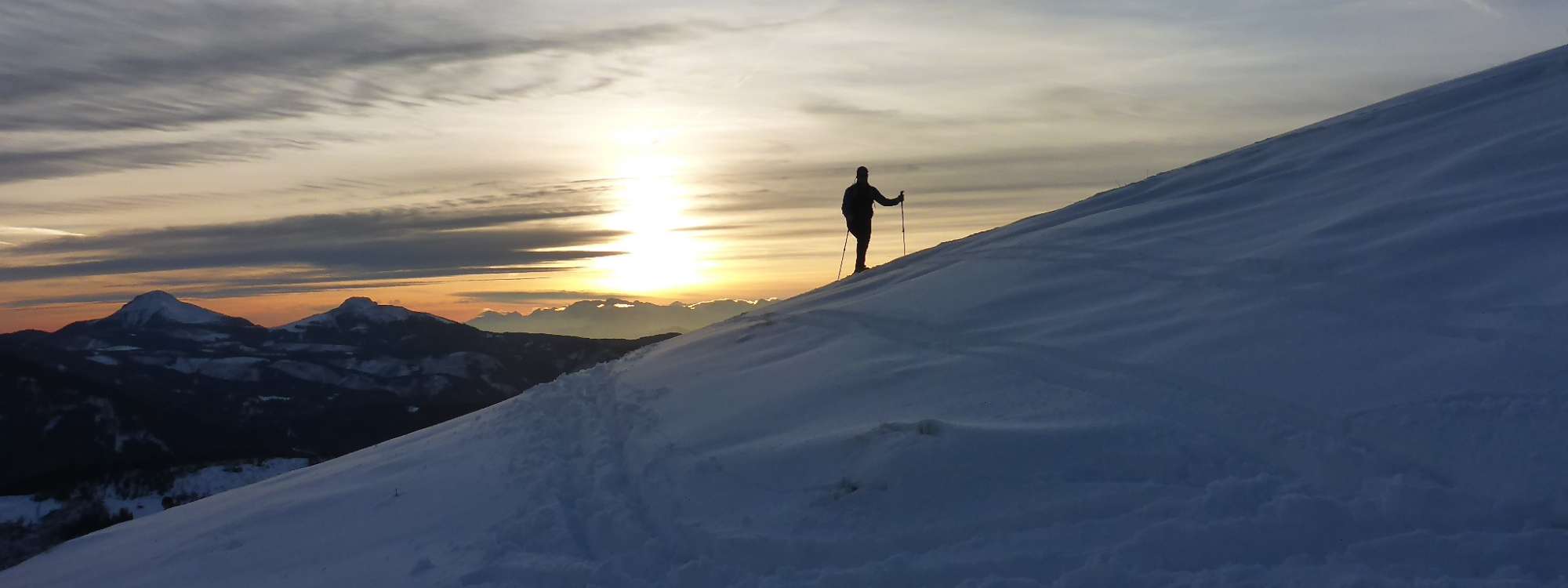 Zum einen sind es die sportlichen Skifahrer, die auf der Suche nach neuen Herausforderungen und Facetten sind, sich im Schnee fortzubewegen. Entsprechend hoch steht das Skitourengehen im Kurs.