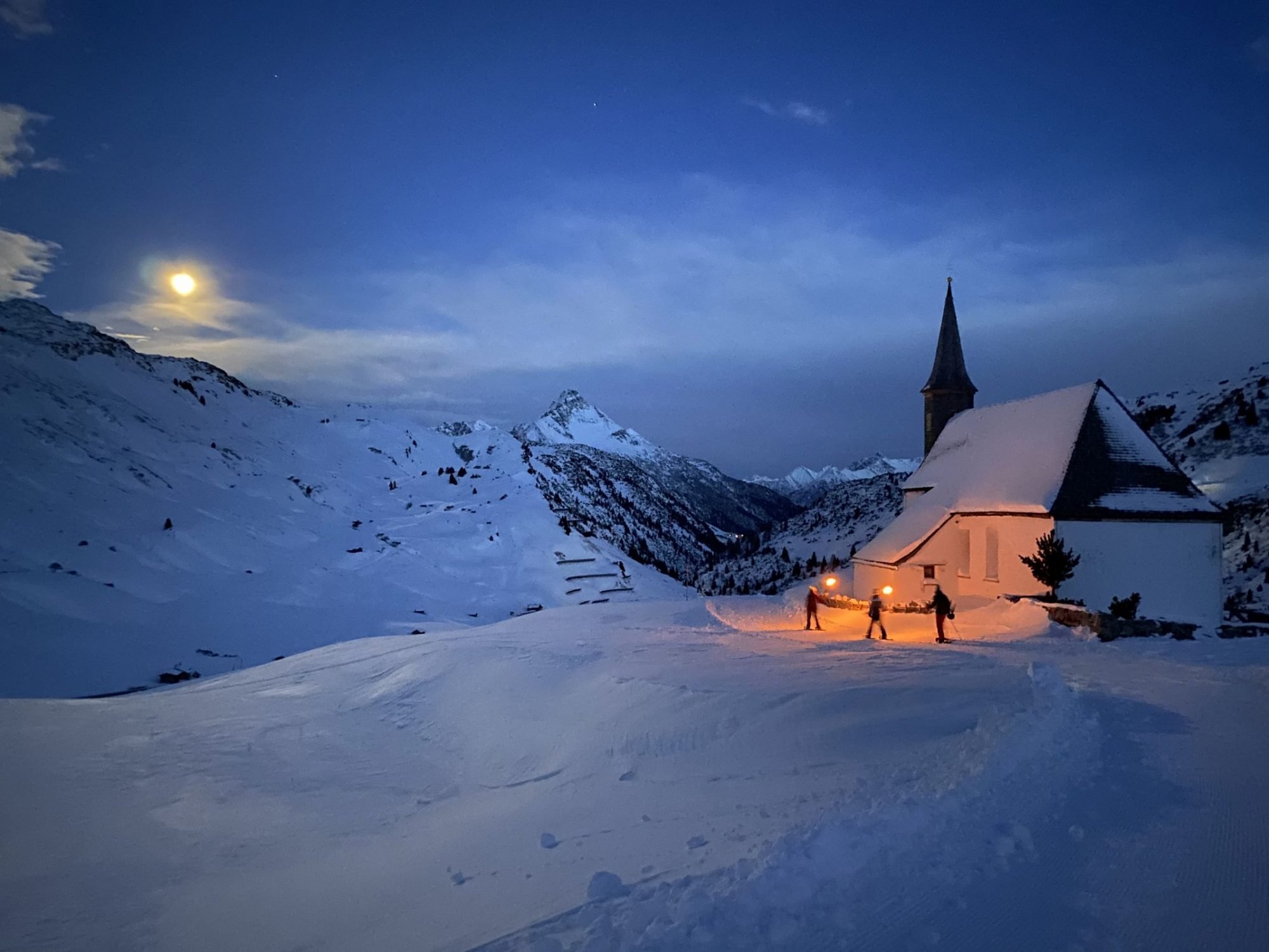 Schneeschuhwandern am Arlberg bei Nacht