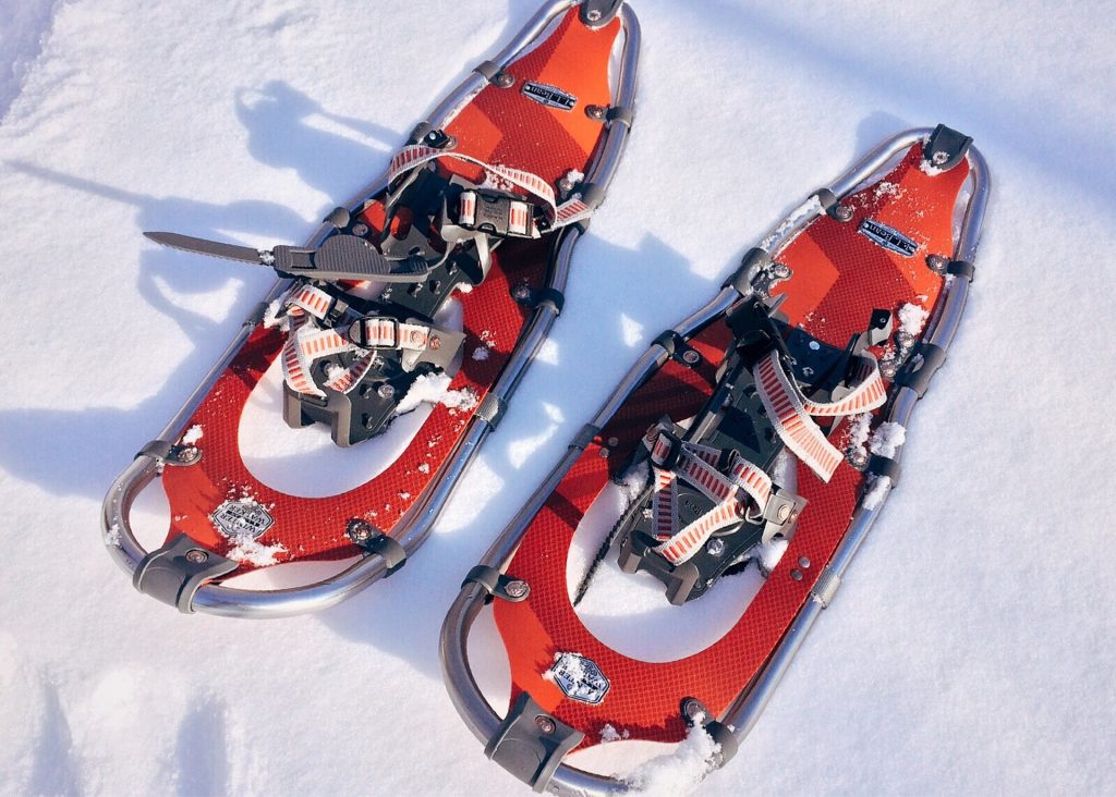 Moderne Schneeschuhe werden einfach angeschnallt