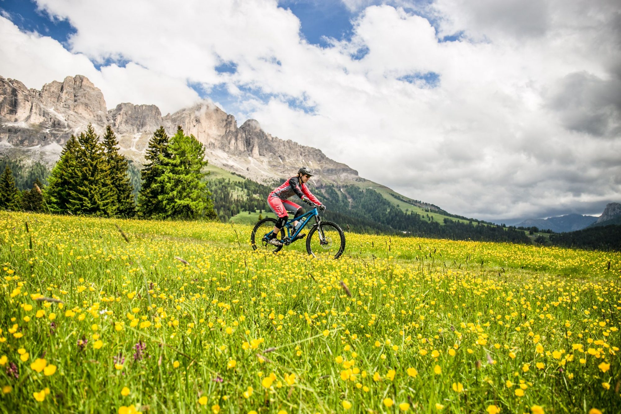Mit dem Rad vom Dolomiten-Frühling in den Bozen-Sommer