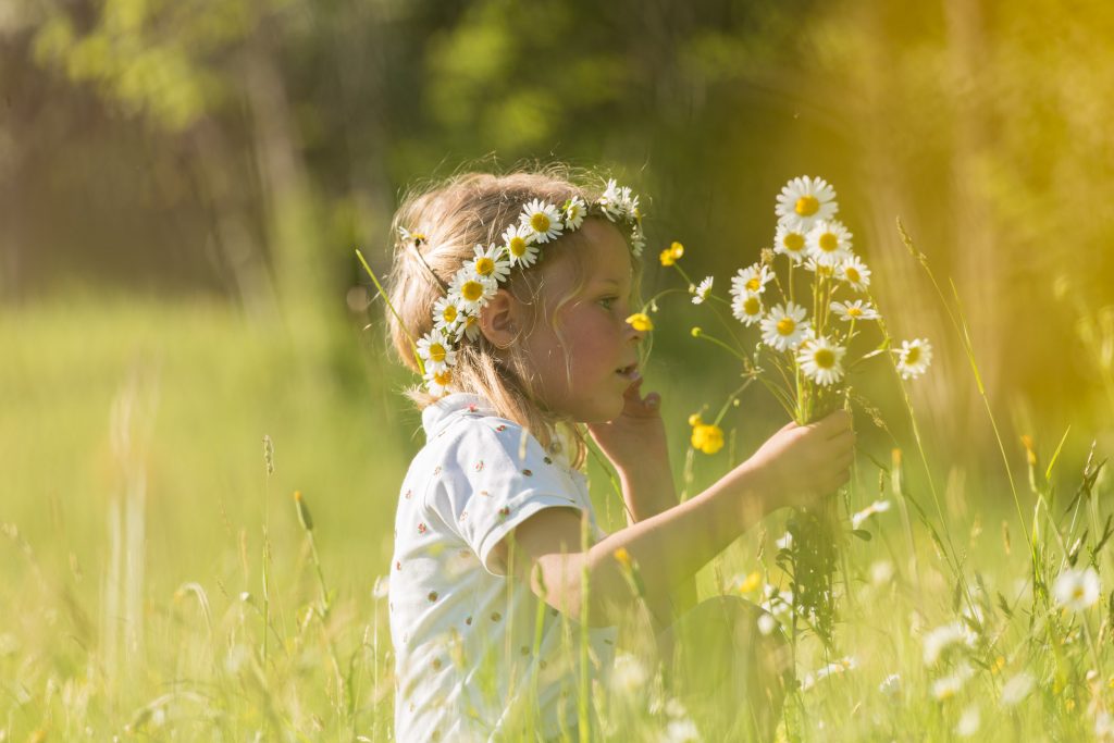 Kind mit Gänseblümchen