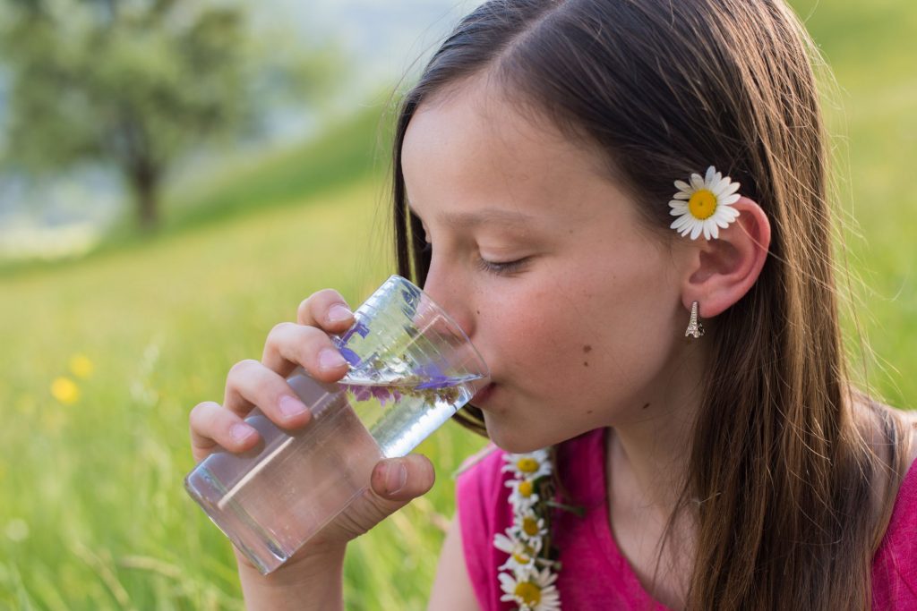 Kind trinkt Wasser